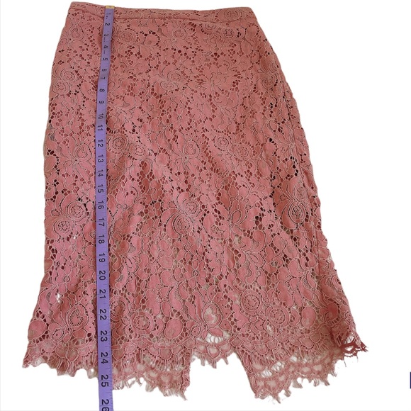 ❤️🔥3/$22❤️🔥 Dusty pink lace skirt with lining - Picture 13 of 13